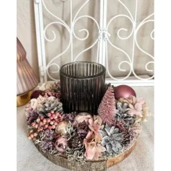 handgefertigtes Weihnachtsgesteck mit Trockenblumen und Windlicht in rosa und grau-blau