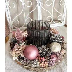 handgefertigtes Weihnachtsgesteck mit Trockenblumen und Windlicht in rosa und grau-blau