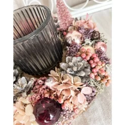 handgefertigtes Weihnachtsgesteck mit Trockenblumen und Windlicht in rosa und grau-blau