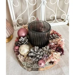 handgefertigtes Weihnachtsgesteck mit Trockenblumen und Windlicht in rosa und grau-blau