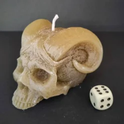 Handgegossene Kerze „Hörner-Schädel“ – Unikat aus recyceltem Wachs – Gothic & Fantasy Deko