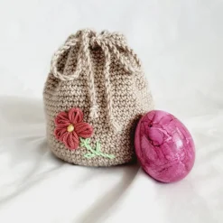 Handgehäkelter Geschenkbeutel mit individueller Stickerei - Ostern