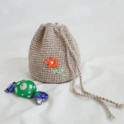 Handgehäkelter Geschenkbeutel mit individueller Stickerei - Ostern