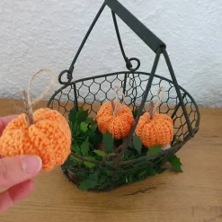 Handgehäkelter Mini-Kürbis – Herbstdeko zum Aufhängen & Verschenken, 5x3 cm