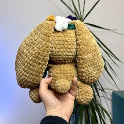 Handgehäkelter Osterhase mit Ei – Amigurumi Häschen mit Blumengirlande – Frühlingsdeko & Ostergeschenk