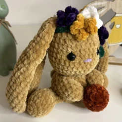 Handgehäkelter Osterhase mit Ei – Amigurumi Häschen mit Blumengirlande – Frühlingsdeko & Ostergeschenk