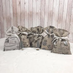 Handgemachte Adventskalendersäckchen aus Stoff – 24 wiederverwendbare Säckchen zum Befüllen