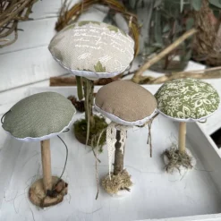 Handgemachte Deko Stoffpilze aus Leinen & Treibholz – 4er Set für Landhaus Herbstdeko