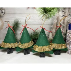 Handgemachte Filz-Tannenbäume als Weihnachtsanhänger  ca. 16 cm –grün mit Goldfransen rotem Band Glitzer festliche Deko