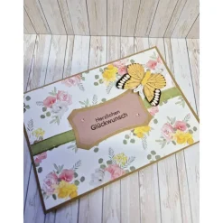 Handgemachte Geburtstagskarte mit Schmetterling und Blumen – 14,7 x 10,3 cm – Kraftpapier – Herzlichen Glückwunsch