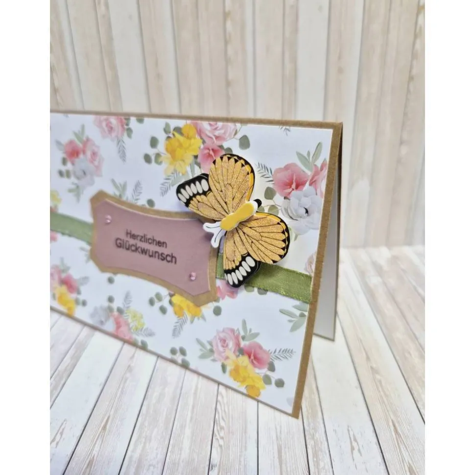 Handgemachte Geburtstagskarte mit Schmetterling und Blumen – 14,7 x 10,3 cm – Kraftpapier – Herzlichen Glückwunsch