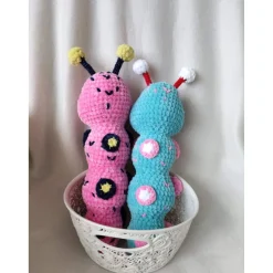 Handgemachte gehäkelte Raupen – Kuschelige Begleiter für Groß und Klein