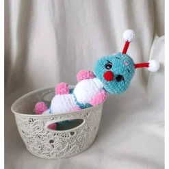 Handgemachte gehäkelte Raupen – Kuschelige Begleiter für Groß und Klein