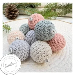 Handgemachte gehäkelte Weihnachtskugeln 10er-Set – nachhaltige Baumwoll-Christbaumkugeln Rosa Grau Patina Creme