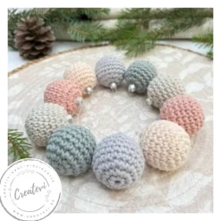 Handgemachte gehäkelte Weihnachtskugeln 10er-Set – nachhaltige Baumwoll-Christbaumkugeln Rosa Grau Patina Creme