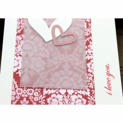 Handgemachte Grußkarte zum Valentinstag oder Muttertag mit zwei Herzen und Umschlag