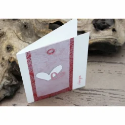 Handgemachte Grußkarte zum Valentinstag oder Muttertag mit zwei Herzen und Umschlag