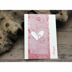 Handgemachte Grußkarte zum Valentinstag oder Muttertag mit zwei Herzen und Umschlag