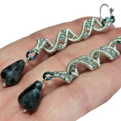 Handgemachte Labradorit Ohrringe grau-blau mit Spiralperle, Boho & Gothic Schmuck, silberfarben