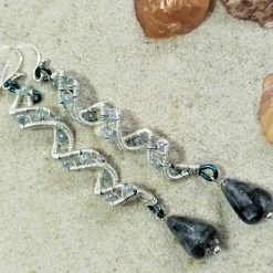 Handgemachte Labradorit Ohrringe grau-blau mit Spiralperle, Boho & Gothic Schmuck, silberfarben
