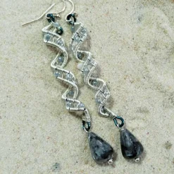 Handgemachte Labradorit Ohrringe grau-blau mit Spiralperle, Boho & Gothic Schmuck, silberfarben