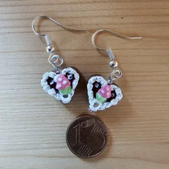 Handgemachte Lebkuchenherzchen Ohrringe mit Glückspilz, Zuckerguss & hochwertigem  Strass – Antiallergisch & Versilbert