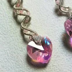 Handgemachte rosa Herz Ohrringe mit Spiralperle an 925er Silber – Funkelnder Boho Brautschmuck