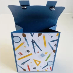 Handgemachte Schultasche aus Karton – Geschenkverpackung zur Einschulung (9 x 12 x 5 cm)