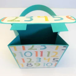 Handgemachte Schultasche aus Karton – Geschenkverpackung zur Einschulung (9 x 12 x 5 cm)