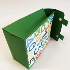 Handgemachte Schultasche aus Karton – Geschenkverpackung zur Einschulung (9 x 12 x 5 cm)