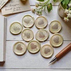 Handgemachte selbstklebende Wachssiegel mit Herz, goldene Flocken & Glitzer – 10er Set, Unikat, 3cm