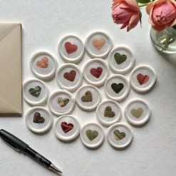 Handgemachte selbstklebende Wachssiegel mit echten Blättern in Herzform – Set aus 10 Unikaten, perlmutt weiß