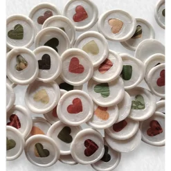 Handgemachte selbstklebende Wachssiegel mit echten Blättern in Herzform – Set aus 10 Unikaten, perlmutt weiß