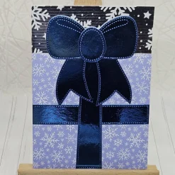 Handgemachte Weihnachts-Grußkarte A6 mit Gutscheinfach – Geschenk-Design in Blau mit Schleife & Winterdetails – inkl. Um