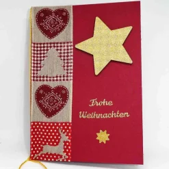 Handgemachte Weihnachtskarte rot mit Holzstern, Stoffband & Umschlag – Unikat für persönliche Grüße
