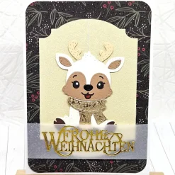 Handgemachte Weihnachtskarte mit cremefarbenem Rentieranhänger & Umschlag – Unikat mit Dekoanhänger