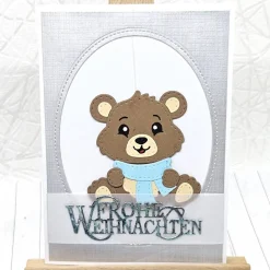 Handgemachte Weihnachtskarte A6 mit Bär, Umschlag & Dekoanhänger – Unikat in Hellblau/Silber