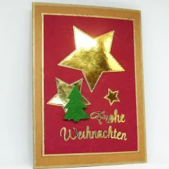 Handgemachte Weihnachtskarte A6 aus Kraftpapier mit Filzbaum, goldenen Sternen & Umschlag – Unikat