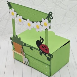 Handgemachte Wichteline-Gartenbox – frühlingshafte Geschenkverpackung mit Blüten und Marienkäfer