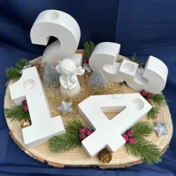 Handgemachter Adventskranz Zahlen mit Engel & Dekoration auf Baumscheibe – moderne Weihnachtsdeko