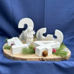 Handgemachter Adventskranz Zahlen mit Engel & Dekoration auf Baumscheibe – moderne Weihnachtsdeko