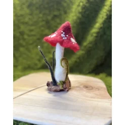 Handgemachter Filzpilz mit rotem Hut & weißen Punkten – 16,5 cm – Wurzelbasis mit Blättern  Waldorf Jahreszeitentisch