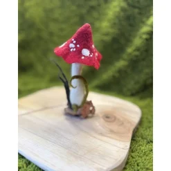 Handgemachter Filzpilz mit rotem Hut & weißen Punkten – 16,5 cm – Wurzelbasis mit Blättern  Waldorf Jahreszeitentisch