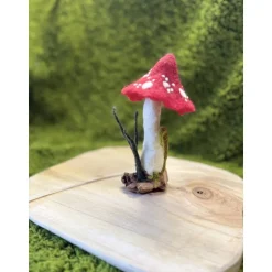 Handgemachter Filzpilz mit rotem Hut & weißen Punkten – 16,5 cm – Wurzelbasis mit Blättern  Waldorf Jahreszeitentisch