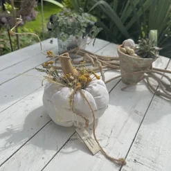 Handgemachter Kürbis aus antikem Leinen rohweiß/grau mit Stauben, Treibholz & Seeseil – Landhausdeko Ø17cm