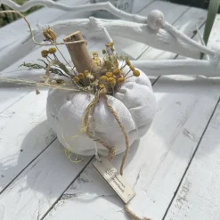 Handgemachter Kürbis aus antikem Leinen rohweiß/grau mit Stauben, Treibholz & Seeseil – Landhausdeko Ø17cm