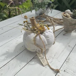 Handgemachter Kürbis aus antikem Leinen rohweiß/grau mit Stauben, Treibholz & Seeseil – Landhausdeko Ø17cm