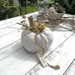 Handgemachter Kürbis aus antikem Leinen rohweiß/grau mit Stauben, Treibholz & Seeseil – Landhausdeko Ø17cm