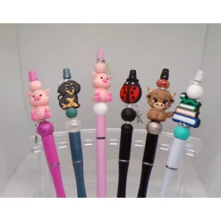 Handgemachter Kugelschreiber mit Silikonfigur & personalisierbarem Buchstabenanhänger – Geschenkidee mit Ersatzmine