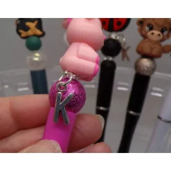 Handgemachter Kugelschreiber mit Silikonfigur & personalisierbarem Buchstabenanhänger – Geschenkidee mit Ersatzmine